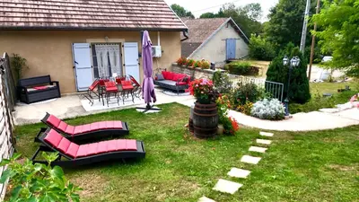 Jardin de l'établissement Gîte au Coeur du Jura entre Comté et Vin jaune, Gîte Vin Jaune