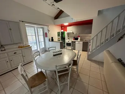 Cuisine ou kitchenette dans l'établissement Gîte au Coeur du Jura entre Comté et Vin jaune, Gîte Vin Jaune