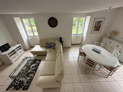 Coin salon dans l'établissement Gîte au Coeur du Jura entre Comté et Vin jaune, Gîte Vin Jaune
