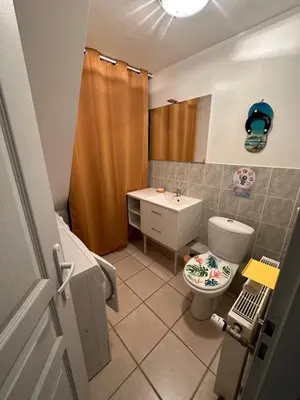 Salle de bains dans l'établissement Gîte au Coeur du Jura entre Comté et Vin jaune, Gîte Vin Jaune