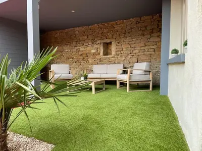 Jardin de l'établissement Suite cosy au cœur de Vinzelles proche Mâcon Tout équipé avec salon d'extérieur
