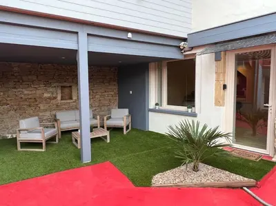Jardin de l'établissement Suite cosy au cœur de Vinzelles proche Mâcon Tout équipé avec salon d'extérieur