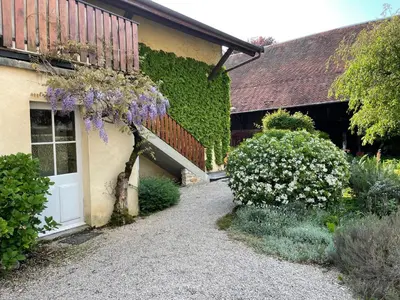 Jardin de l'établissement La Diligence, gîte de caractère au cœur d'Arbois