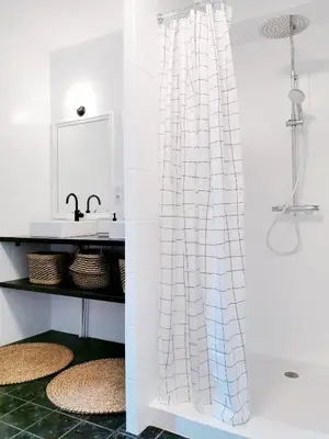 Salle de bains dans l'établissement La Diligence, gîte de caractère au cœur d'Arbois