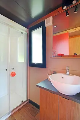 Salle de bains dans l'établissement DOMAINE DES GALINACES ROULOTTE LA ROUSSETTE 2-4P