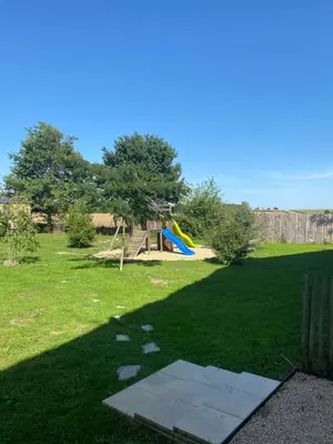 Aire de jeux pour enfants de l'établissement DOMAINE DES GALINACES ROULOTTE LA ROUSSETTE 2-4P