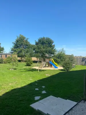 Aire de jeux pour enfants de l'établissement DOMAINE DES GALINACES ROULOTTE LA ROUSSETTE 2-4P