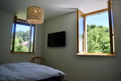 Un ou plusieurs lits dans un hébergement de l'établissement Spacious apartment in old farm close to Lac de Vouglans