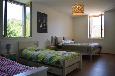 Un ou plusieurs lits dans un hébergement de l'établissement Spacious apartment in old farm close to Lac de Vouglans