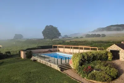Piscine de l'établissement Large Gte With Pool In Peaceful Burgundy ou située à proximité