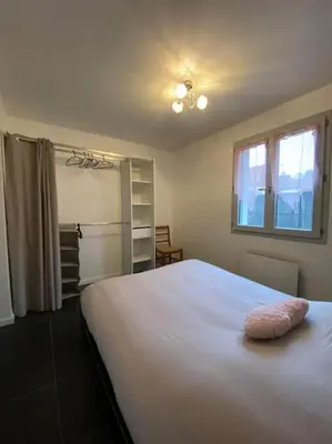 Un ou plusieurs lits dans un hébergement de l'établissement L'Imprévu est une maison individuelle.