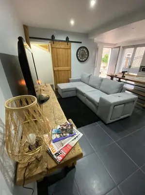 Coin salon dans l'établissement L'Imprévu est une maison individuelle.