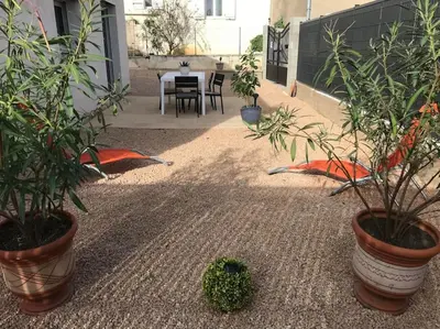 Jardin de l'établissement L'Imprévu est une maison individuelle.
