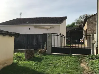 Jardin de l'établissement L'Imprévu est une maison individuelle.