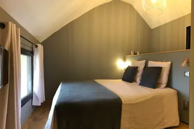Un ou plusieurs lits dans un hébergement de l'établissement La Maison Des Vignes *****