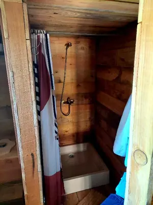 Salle de bains dans l'établissement Cabane insolite TOUT CONFORT Chalet Gites Luzy Morvan Bourgogne