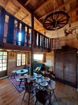 Coin salon dans l'établissement Cabane insolite TOUT CONFORT Chalet Gites Luzy Morvan Bourgogne