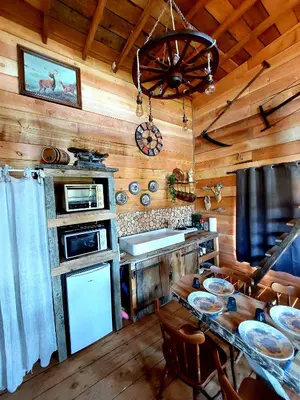 Cuisine ou kitchenette dans l'établissement Cabane insolite TOUT CONFORT Chalet Gites Luzy Morvan Bourgogne