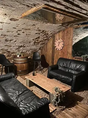 Coin salon dans l'établissement Les Pichies, T2 Gloria, centre ville