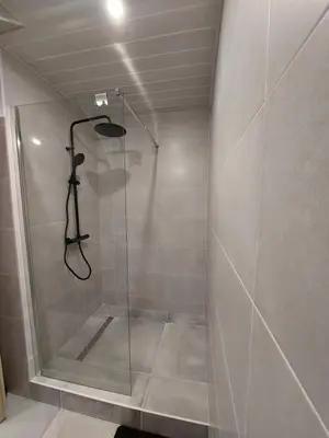 Salle de bains dans l'établissement Famille House 201