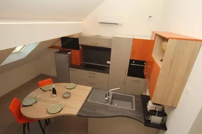 Cuisine ou kitchenette dans l'établissement La Source aux Cépages