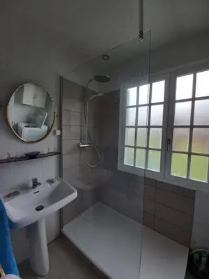 Salle de bains dans l'établissement La maison des amoureux de ballades dans le Jura