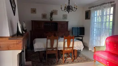 Télévision ou salle de divertissement dans l'établissement La maison des amoureux de ballades dans le Jura
