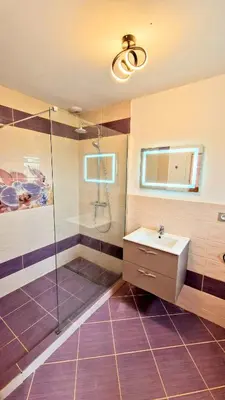 Salle de bains dans l'établissement Les retrouvailles des Ducs by Vindihouses - piscine chauffé toute l'année - billard