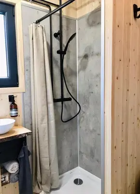 Salle de bains dans l'établissement Tiny House Morvan Bourgogne nature - 2h de Paris