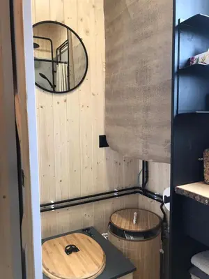 Salle de bains dans l'établissement Tiny House Morvan Bourgogne nature - 2h de Paris