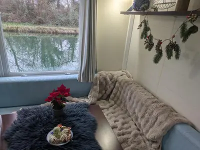 Coin salon dans l'établissement Cottage flottant Premium Jacuzzi privé en supplément