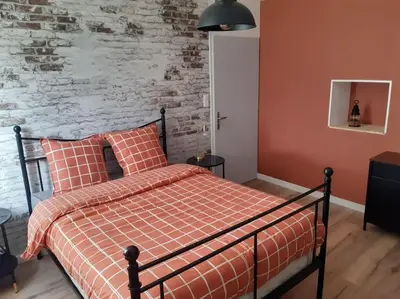 Un ou plusieurs lits dans un hébergement de l'établissement Maisonnette avec jardin