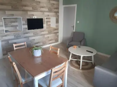 Télévision ou salle de divertissement dans l'établissement Maisonnette avec jardin