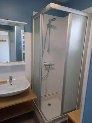 Salle de bains dans l'établissement Maisonnette avec jardin