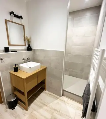 Salle de bains dans l'établissement Maison climatisée toute équipée