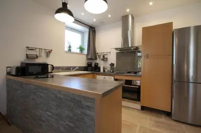 Cuisine ou kitchenette dans l'établissement Gîte Darcey la Jolie 6/8 pers.