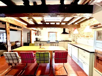 Cuisine ou kitchenette dans l'établissement Spacious luxury farmhouse