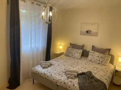 Un ou plusieurs lits dans un hébergement de l'établissement Maison entière Chenôve avec jardin