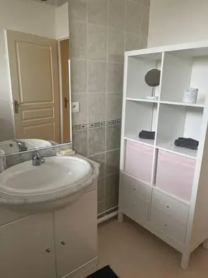 Salle de bains dans l'établissement Maison entière Chenôve avec jardin