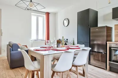 Cuisine ou kitchenette dans l'établissement Appartement Le Chaleureux Chalon - Hyper-Centre