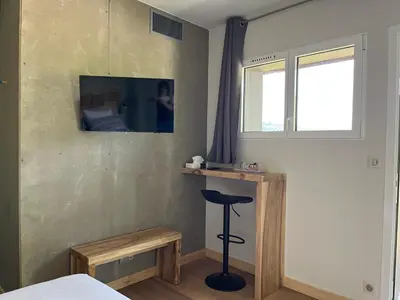 Télévision ou salle de divertissement dans l'établissement Hôtel En Tilleul