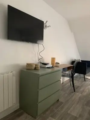 Télévision ou salle de divertissement dans l'établissement appartement catimini