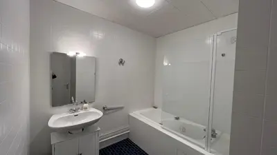 Salle de bains dans l'établissement Appartement T4 70m2 - meublé - centre ville - proche Thermes