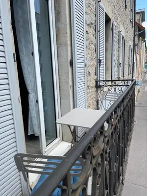 Balcon ou terrasse dans l'établissement Appartement T4 70m2 - meublé - centre ville - proche Thermes