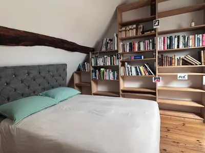 Bibliothèque dans la maison de vacances