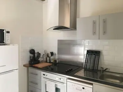 Cuisine ou kitchenette dans l'établissement VerOliv Appartement calme et cosy proche du centre ville - Lit 180 - Wifi Netflix Youtube