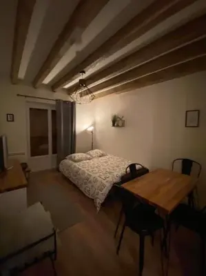 Coin salon dans l'établissement VerOliv Appartement calme et cosy proche du centre ville - Lit 180 - Wifi Netflix Youtube