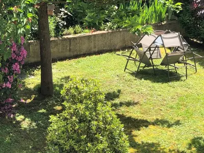 Jardin de l'établissement VerOliv Appartement calme et cosy proche du centre ville - Lit 180 - Wifi Netflix Youtube