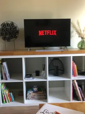 Télévision ou salle de divertissement dans l'établissement VerOliv Appartement calme et cosy proche du centre ville - Lit 180 - Wifi Netflix Youtube