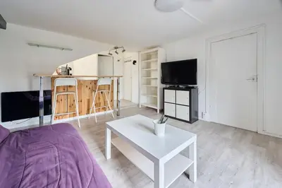 Télévision ou salle de divertissement dans l'établissement Le Transvaal : À deux pas du centre.